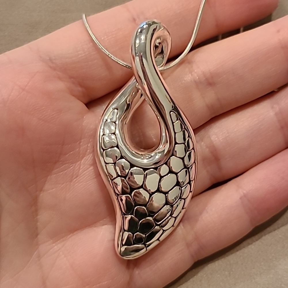 Sterling silver twist pebble design necklace
